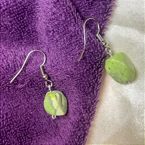 Brincos de jade oliva - pedra natural - AFLORA O SEU MELHOR, PAZ INTERIOR E EQUILÍBRIO EMOCIONAL