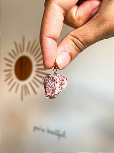 Pingente de Calcita Rosa Bruta Dourado - Leveza e amor próprio