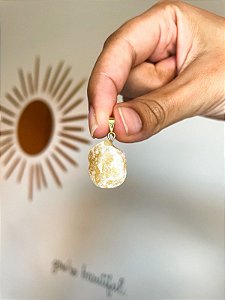 Pingente de Calcita Amarela Bruta Dourado - Pedra contra timidez