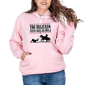 Blusa Moletom Tão Delicada Feito Coice de Mula Feminino Rosa Com Capuz e Bolso Canguru