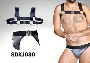 CONJUNTO CUECA EM COURO SINTÉTICO E HARNESS ELÁSTICO COM DETALHES EM METAL