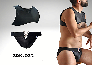 CONJUNTO CUECA COM DETALHE EM METAL E CROPPED EM COURO SINTÉTICO