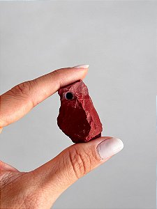 Pingente de Jaspe Vermelho Bruto - Pedra Furada - Coragem, Atitude, Vitalidade e Saúde