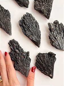 Cianita Preta G - Vassoura de Bruxa - Proteção, Varre para longe a negatividade