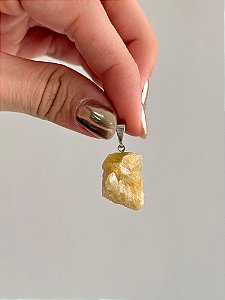 Pingente de Mica Dourada - Situações Difíceis, Convivência e Transformações Positivas