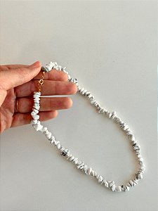 Colar de Howlita Cascalho - Dourado - Paciência, Ansiedade, Equilíbrio de Emoções e Paz