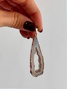 Pingente de Geodo de Ágata Dourado - Pedra da Sorte