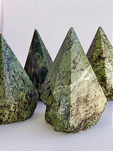 Ponta Geradora de Diopsídio - Cristal das Bênçãos, Confiança, Perdão e Alegria