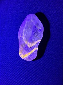 Ametista Powelita Rolada (reagente sob a luz UV) RARO - Fortalece a Intuição; Luz Interior; Expansão da Consciência; Despertar Divino; Reorganização das suas Energias
