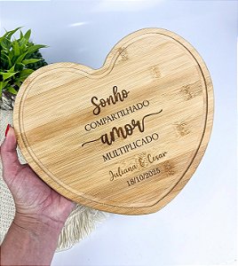 Tábua de Coração em Bambu Personalizada 27x24 cm