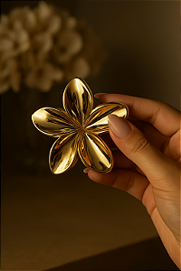 Presilha Formato de Flor Dourada