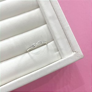 Anel Infinito em Prata com Zircônias Cravejadas