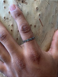 Anel Masculino Ondulado Prata com Detalhes Envelhecidos