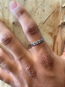 Anel Masculino Símbolos Místicos em Prata com Detalhes Envelhecidos