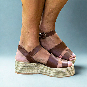 Flatform Girardis com tiras em couro marrom