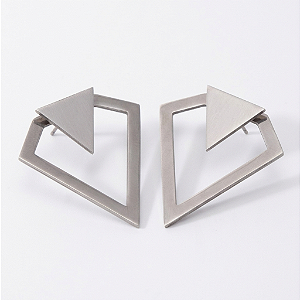 Brinco Aura Geometric – Triângulo com Transposição Prata