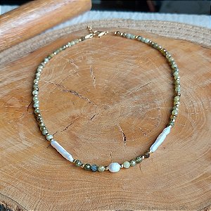 Colar de Peridoto com Pérolas de Água Doce – Vitalidade e Delicadeza