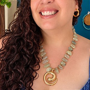 Colar de Prehnita com Pingente de Espiral: intuição, equilíbrio e renovação