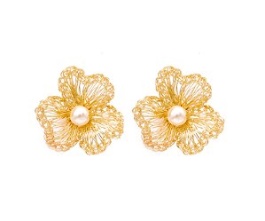 BRINCO FLOR COM PÉROLAS TECIDO EM CROCHÊ DE METAL – HELIANA LAGES