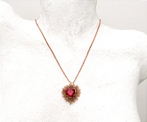 COLAR CORAÇÃO BORDADO NO CROCHÊ DE METAL – HELIANA LAGES