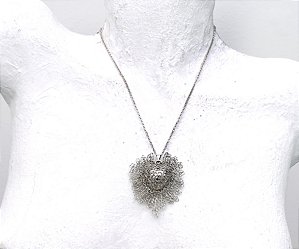 COLAR SAGRADO CORAÇÃO LISO G NO CROCHÊ DE METAL – HELIANA LAGES