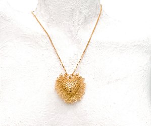 COLAR SAGRADO CORAÇÃO LISO G BANHADO A OURO 18 K NO CROCHÊ DE METAL – HELIANA LAGES