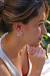 BRINCO FLOR HIBISCO TECIDO NO CROCHÊ DE METAL HELIANA LAGES