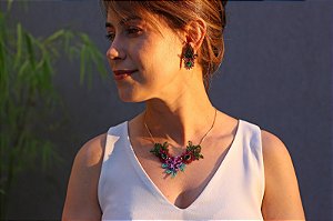 CONJUNTO COLAR ORQUÍDEAS P TECIDO NO CROCHÊ EM METAL HELIANA LAGES