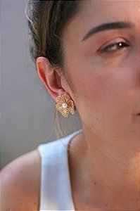 BRINCO TREVO COM PEROLA TECIDO EM CROCHÊ DE METAL – HELIANA LAGES