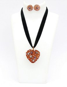 CHOKER COM PINGENTE DE CORAÇÃO BORDADO COM CRISTAIS TECIDO NO CROCHÊ DE METAL HELIANA LAGES