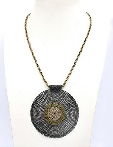 COLAR MANDALA MAX LISA TECIDO EM CROCHÊ DE METAL HELIANA LAGES
