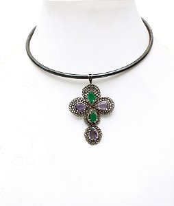 CHOKER CRUZ BORDADA COM PEDRAS TECIDA NO CROCHÊ DE METAL HELIANA LAGES