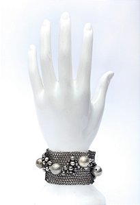 PULSEIRA CONDESSA COM BOLAS ABS TECIDA NO CROCHÊ DE METAL HELIANA LAGES
