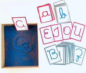 Caixa de escrita sensorial com letras cursivas