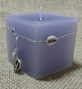 Vela Lilás com búzios