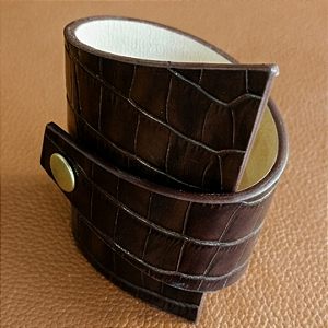Bracelete Cavalier - Couro Bovino Legítimo com prensagem profunda em padrão Croco