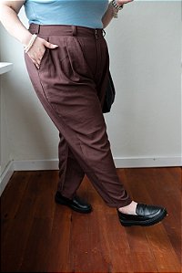 Calça cenoura de tecido Alfaiataria Cor Marrom - Plus Size