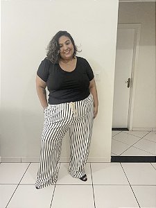 Calça Listrada Plus Size