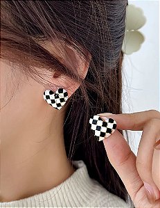 Brinco Coração Esmaltado Xadrez