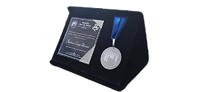 PLACA DE HOMENAGEM AÇO INOX COM MEDALHA  - (Acoplado em Estojo de Luxo)