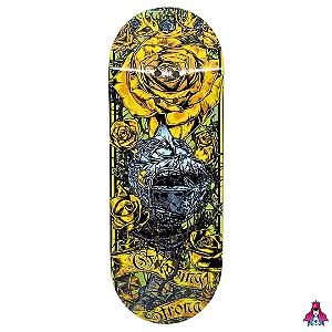 Deck marca Custom linha *Premium Series* medida 34x96mm modelo “Growing Strong“ + Tape Alien Stardust V2 (100% Maple)