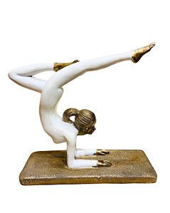 Moça Fazendo pose de Yoga - Na base