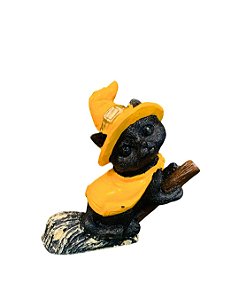 Gato Preto de Chapéu e Capa na Vassoura - Roupa Amarela