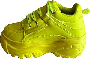 tenis amarelo fluorescente