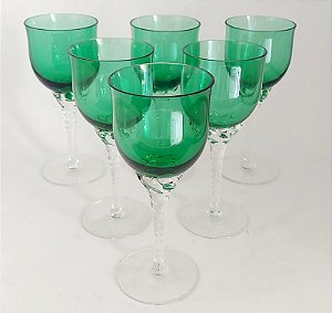 Taça para vinho tinto em cristal verde marca  Bohemia com haste torcida