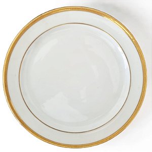 Prato raso em porcelana Limoges branca filetada a ouro.