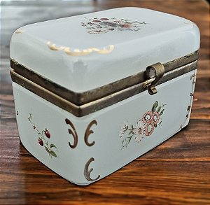 Antiga caixa em opalina branca  esmaltada pintada a mão.