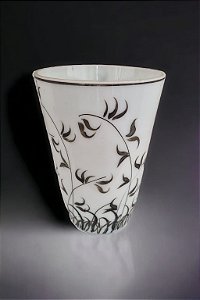 Vaso em vidro opalinado branco com pintura vegetal