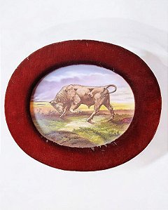 Antiga placa de porcelana europeia pinta a mão ´´ Touro``.
