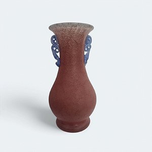 Vaso em vidro de Murano coral com alças azuis.